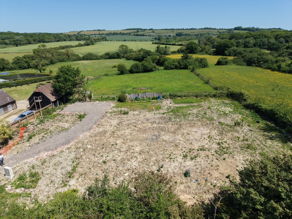 Lot: 32 - ENVIABLE RURAL FREEHOLD SITE WITH PLANNING CONSENT FOR A DETACHED DWELLING WITH THREE BAY CAR BARN - Aerial photo 2